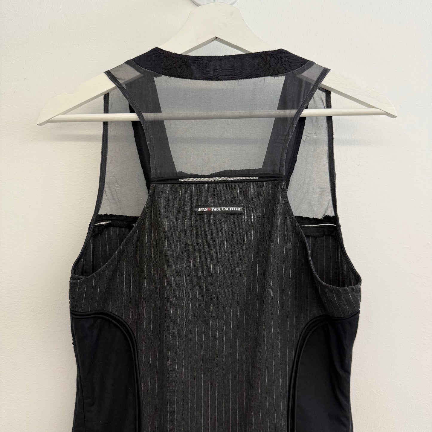 Absoluut schitterende zwart-grijze jurk van Jean Paul Galtier. Gemaakt van kant en voile, met een krijtstreepmotief op een grijs-zwarte stof.